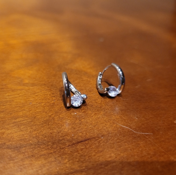 Beautiful silver metal color snap closure earrings with round cubic zirconia - Picture 2 of 4